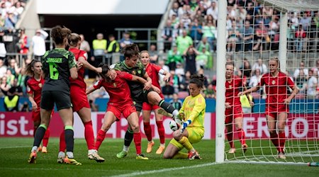 Zweikampf vor dem bayrischen Tor zwischen Wolfsburgs Lena Oberdorf (M) und Bayerns Jovana Damnjanović (3.v.l.) und Bayerns Torwärtin Maria Luisa Grohs (3.v.r.). / Foto: Fabian Strauch/dpa