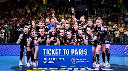 Die Spielerinnen der deutschen Handball Nationalmannschaft jubeln nach dem Spiel mit dem "Ticket to Paris" über die Qualifikation für die Olympischen Spiele 2024 in Paris. / Foto: Tom Weller/dpa