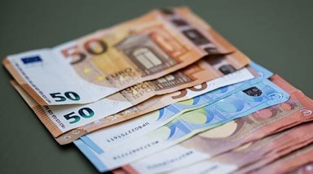 Zahlreiche Euro-Banknoten liegen auf einem Tisch. / Foto: Hannes P Albert/dpa