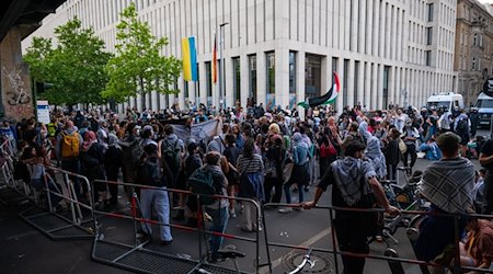 Propalästinensische Demonstranten stehen auf einer Straße in der Nähe des Instituts für Sozialwissenschaften der Berliner Humboldt-Universität (HU). / Foto: Christophe Gateau/dpa