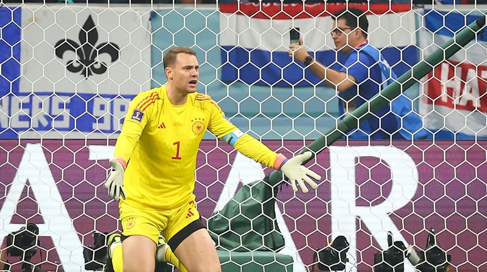 Deutschlands Torwart Manuel Neuer kniet nach einem Gegentor auf dem Rasen. / Foto: Christian Charisius/dpa/Archivbild