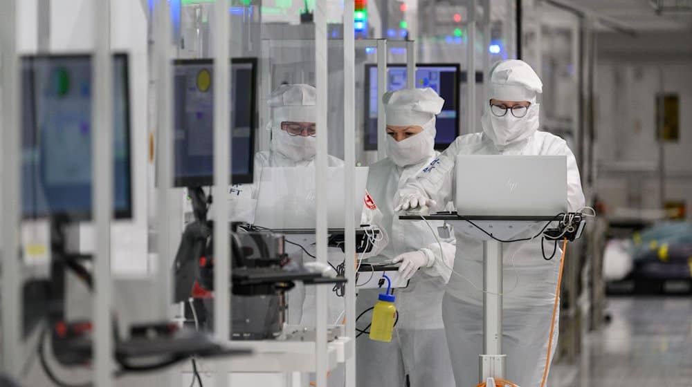 Mitarbeiter des Chipkonzerns Infineon arbeiten im Reinraum der Chipfabrik. / Foto: Robert Michael/dpa