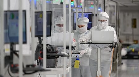 Mitarbeiter des Chipkonzerns Infineon arbeiten im Reinraum der Chipfabrik. / Foto: Robert Michael/dpa