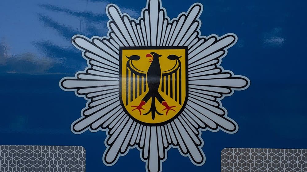 Das Logo der Bundespolizei an einem Fahrzeug der Bundespolizei. / Foto: Paul Zinken/dpa-Zentralbild/dpa/Symbolbild