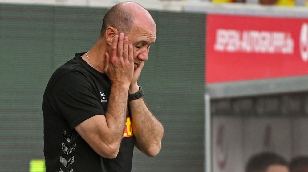 Trainer Joe Enochs von Regensburg reagiert am Spielfeldrand. / Foto: Armin Weigel/dpa
