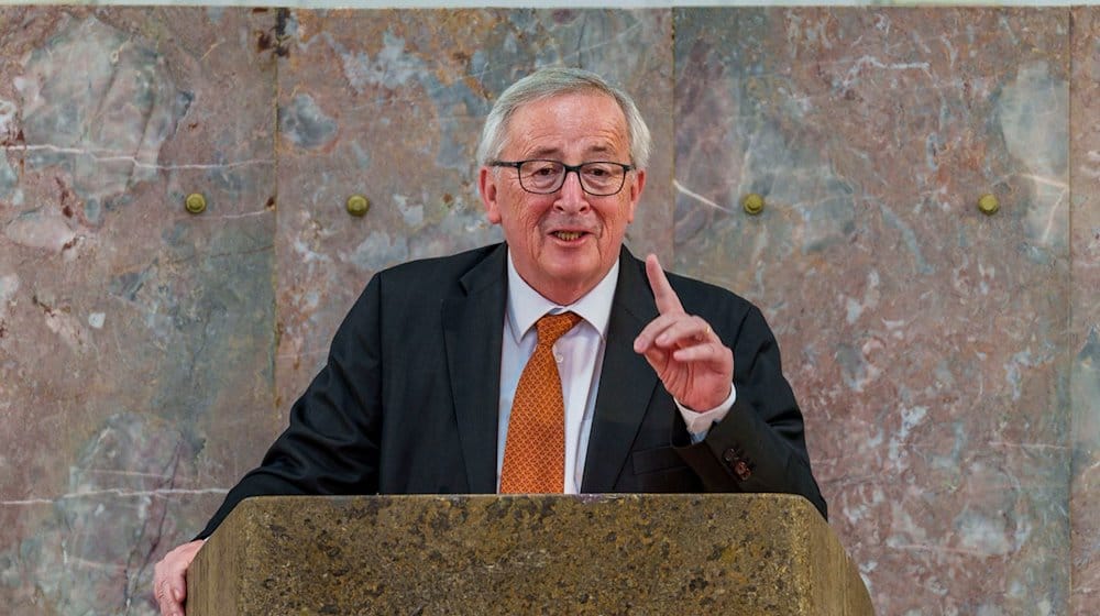 Der ehemalige EU-Kommissionspräsident Jean-Claude Juncker erhält den Karlspreis der Sudetendeutschen. / Foto: Andreas Arnold/dpa