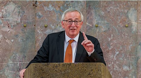 Der ehemalige EU-Kommissionspräsident Jean-Claude Juncker erhält den Karlspreis der Sudetendeutschen. / Foto: Andreas Arnold/dpa