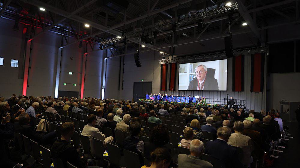 Jean-Claude Juncker, ehemaliger Präsident der Europäischen Kommission, bedankt sich beim 74. Sudetendeutschen Tag in einer Videobotschaft für die Verleihung des Karls-Preises 2024 der Sudetendeutschen Landsmannschaft. / Foto: Karl-Josef Hildenbrand/dpa