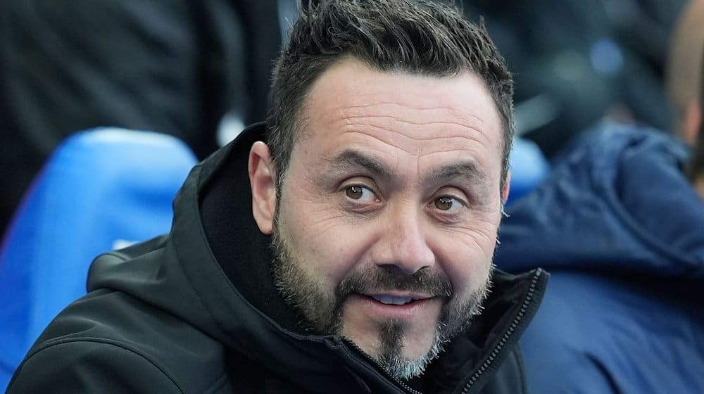 Roberto De Zerbi, Trainer von Brighton and Hove Albion, sitzt vor dem Premier-League-Spiel im Amex Stadion. / Foto: Gareth Fuller/PA Wire/dpa