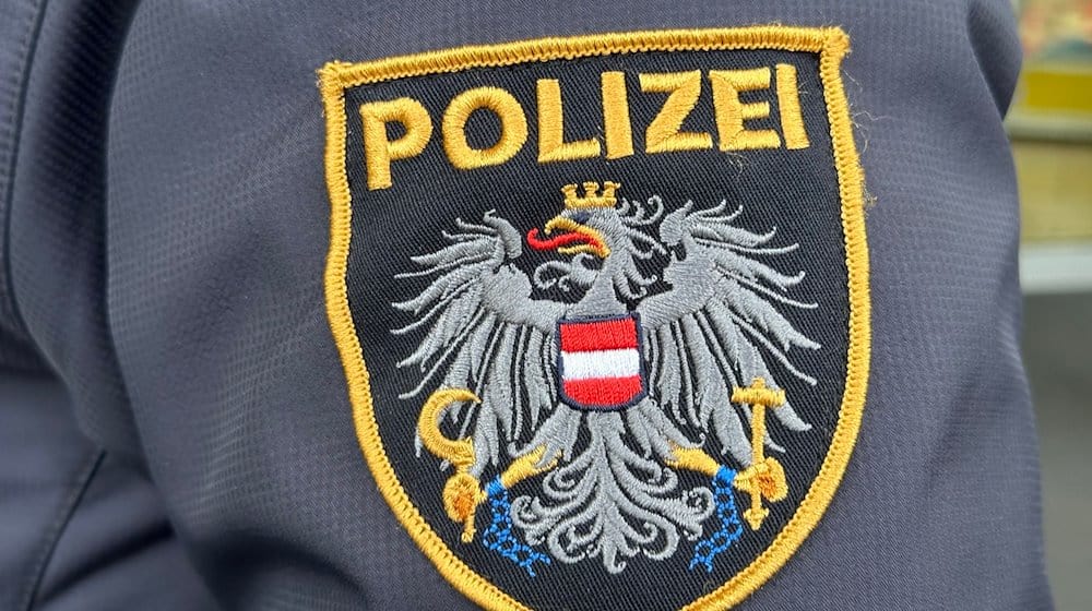 Das Emblem der österreichischen Polizei auf einer Uniform. / Foto: Matthias Röder/dpa