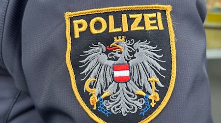 Das Emblem der österreichischen Polizei auf einer Uniform. / Foto: Matthias Röder/dpa
