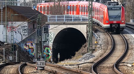 Ein Zug der Münchner S-Bahn fährt in den Ostbahnhof ein. / Foto: Peter Kneffel/dpa