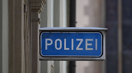 Ein Schild mit der Aufschrift Polizei vor einer Polizeiwache. / Foto: Bernd Weißbrod/dpa/Symbolbild