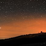 Die Nachtaufnahme zeigt unter einem Sternenhimmel die Radarstation auf der Wasserkuppe. / Foto: Arnulf Müller/dpa/Archivbild