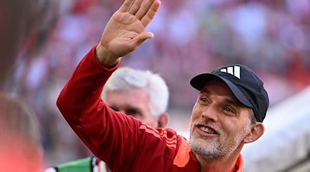 Münchens Trainer Thomas Tuchel winkt den Fans vor dem Spiel zu. / Foto: Lukas Barth/dpa