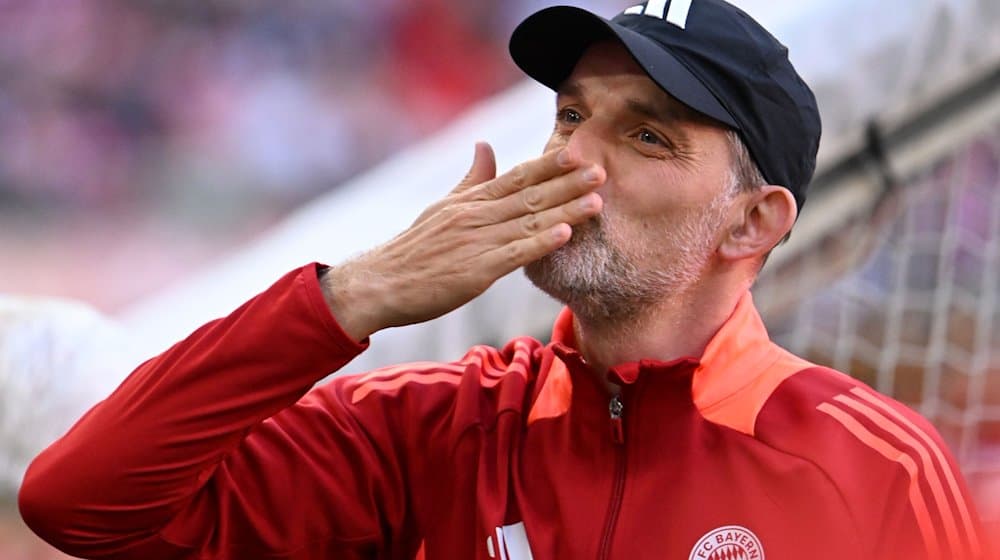Münchens Trainer Thomas Tuchel wirft den Fans einen Kuss zu. / Foto: Lukas Barth/dpa