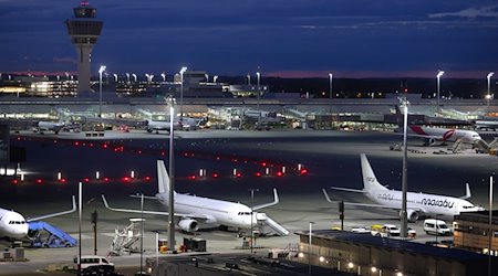 Flugzeuge stehen vor Sonnenaufgang auf dem Flughafen Franz-Josef-Strauß. / Foto: Karl-Josef Hildenbrand/dpa