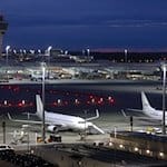 Flugzeuge stehen vor Sonnenaufgang auf dem Flughafen Franz-Josef-Strauß. / Foto: Karl-Josef Hildenbrand/dpa