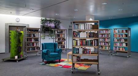 Die Jugendbuchabteilung in der RW 21 Stadtbibliothek in Bayreuth. / Foto: Daniel Vogl/dpa