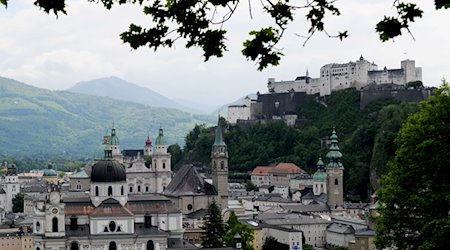 Ein Blick von oben am 19.05.2010 auf die Stadt Salzburg mit der Festung Hohensalzburg. / Foto: Angelika Warmuth/dpa/Archivbild