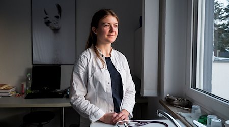 Fanny Bartsch in der Praxis für Allgemeinmedizin, in der sie ihre Facharztausbildung absolviert. / Foto: Daniel Vogl/dpa