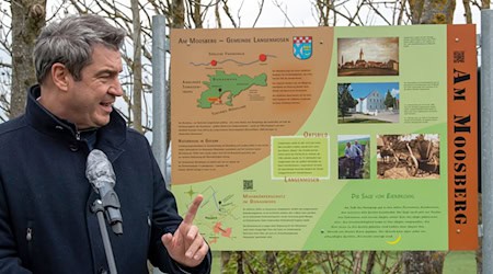 Markus Söder (CSU), Ministerpräsident von Bayern, spricht während der Vorstellung zur weiteren Entwicklung des Donaumooses. Moore sind ein zentraler Baustein für den Schutz des Klimas und der Artenvielfalt. Das Donaumoos hat dabei besondere Bedeutung. / Foto: Peter Kneffel/dpa