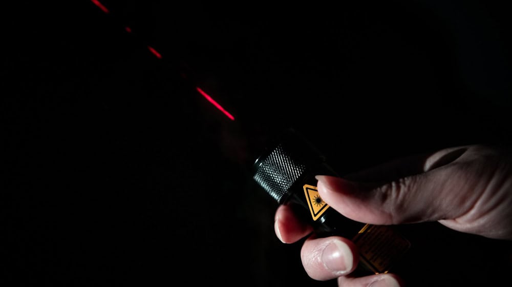 Eine Taschenlampe mit Laserpointer wird in Oberhausen benutzt. / Foto: Fabian Strauch/dpa/Archivbild
