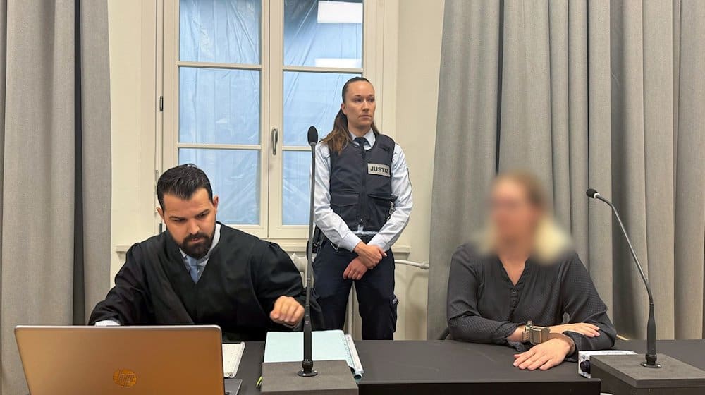 Die Angeklagte (r) sitzt beim Prozessauftakt vor dem Landgericht Ravensburg (Baden-Württemberg) neben ihrem Verteidiger Samuel Fischer. / Foto: Aleksandra Bakmaz/dpa