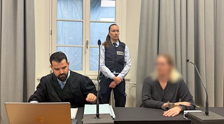 Die Angeklagte (r) sitzt beim Prozessauftakt vor dem Landgericht Ravensburg (Baden-Württemberg) neben ihrem Verteidiger Samuel Fischer. / Foto: Aleksandra Bakmaz/dpa