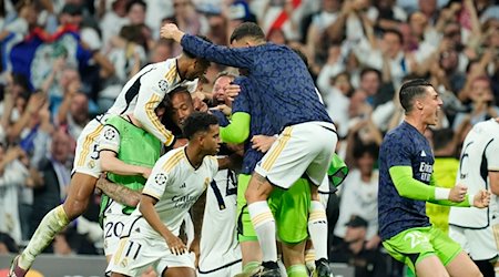 Spieler von Real Madrid jubeln nach dem Tor zum 2:1. / Foto: Jose Breton/AP