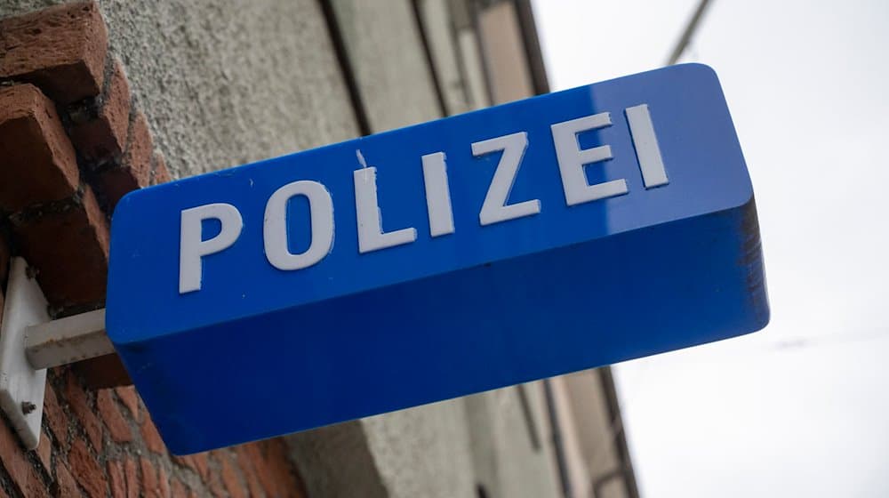 Ein Schild hängt am Eingang zu einer Polizeiinspektion. / Foto: Peter Kneffel/dpa