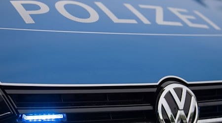 Ein Blaulicht leuchtet im Kühlergrill eines Polizeiautos. / Foto: Lino Mirgeler/dpa
