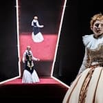 Pia Händler (l.) und Lisa Stiegler sind in einer Szene des Dramas «Maria Stuart» von Friedrich Schiller zu sehen, das am Münchner Residenztheater neu inszeniert wurde. / Foto: Sandra Then/Residenztheater München/dpa