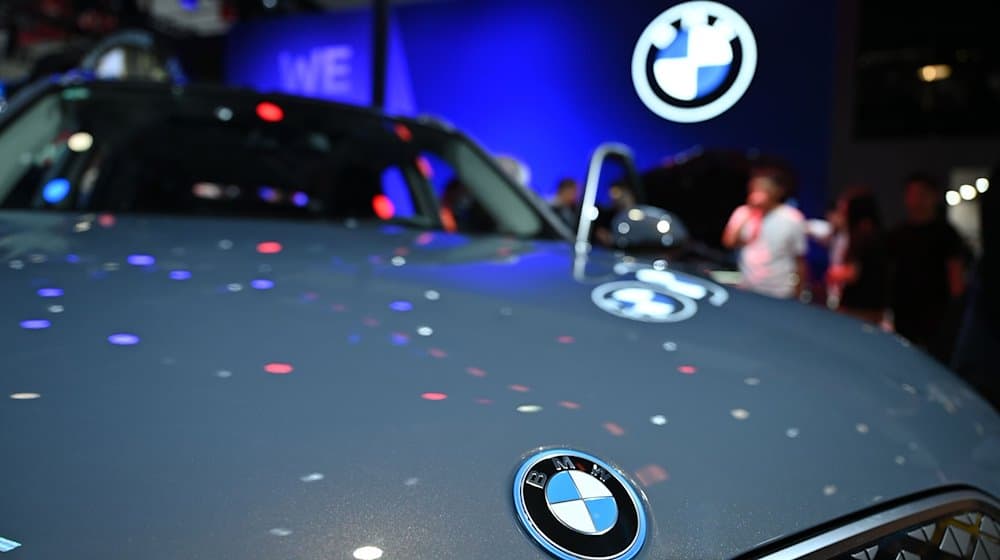 Das Logo von BMW prangt auf der Motorhaube eines BMW-Autos. / Foto: Johannes Neudecker/dpa/Symbolbild