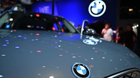 Das Logo von BMW prangt auf der Motorhaube eines BMW-Autos. / Foto: Johannes Neudecker/dpa/Symbolbild