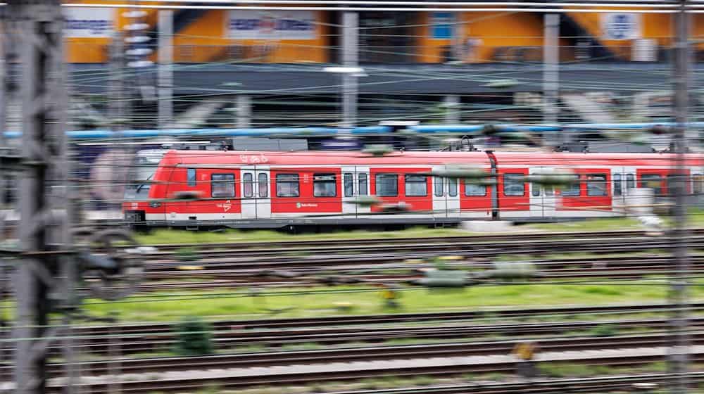 Eine S-Bahn fährt in den Münchner Hauptbahnhof ein. / Foto: Matthias Balk/dpa/Archivbild