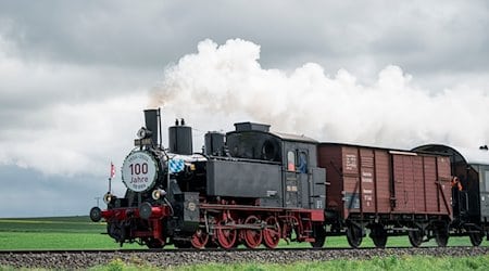 Die Lokalbahnlokomotive fährt von Mellrichstadt nach Fladungen. / Foto: Daniel Vogl/dpa