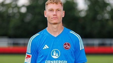 Torwart Jan Reichert beim Fototermin des 1. FC Nürnberg im Sportpark Valznerweiher. / Foto: Daniel Karmann/dpa