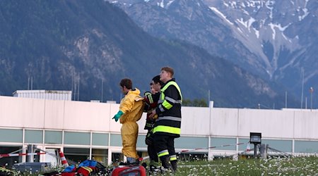 Einsatzkräfte der Feuerwehr stehen vor der abgeriegelten Notaufnahme des Unfallklinikums Murnau. / Foto: Karl-Josef Hildenbrand/dpa