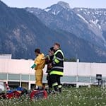 Einsatzkräfte der Feuerwehr stehen vor der abgeriegelten Notaufnahme des Unfallklinikums Murnau. / Foto: Karl-Josef Hildenbrand/dpa