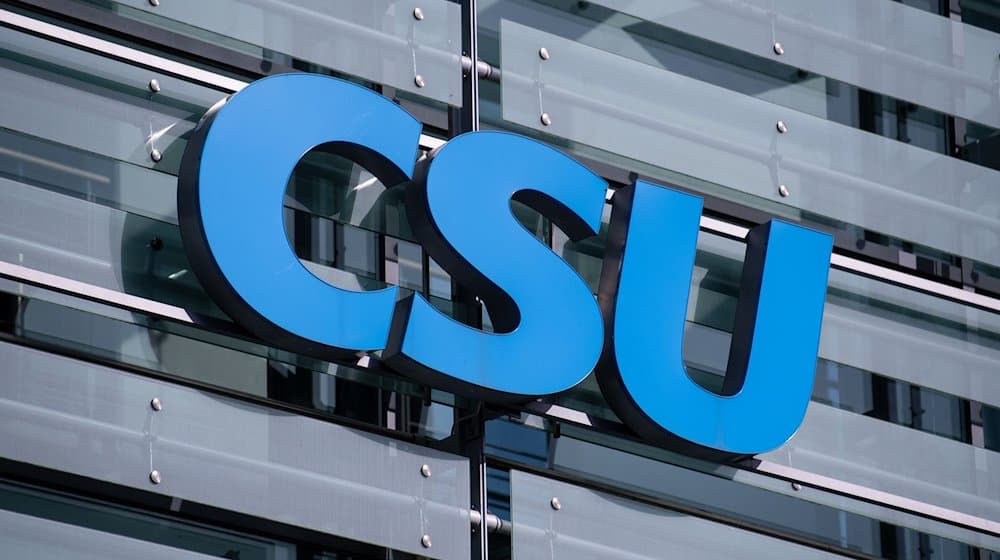 Das Logo der CSU ist an der CSU-Parteizentrale zu sehen. / Foto: Sven Hoppe/dpa