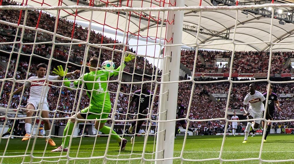 Stuttgarts Leonidas Stergiou (l) macht das Tor gegen Münchens Torwart Manuel Neuer (M). / Foto: Tom Weller/dpa