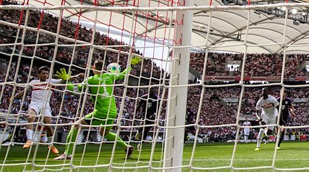 Stuttgarts Leonidas Stergiou (l) macht das Tor gegen Münchens Torwart Manuel Neuer (M). / Foto: Tom Weller/dpa