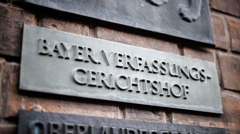 Der Schriftzug «Bayer. Verfassungsgerichtshof» ist auf einem Schild am Bayerischen Verfassungsgerichtshof zu sehen. / Foto: Matthias Balk/dpa