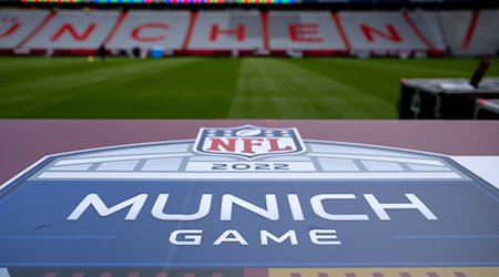 Ein Logo mit der Aufschrift "NFL Munich Game" ist an einer Bande zu sehen. Beim Deutschland-Spiel der NFL im Herbst 2024 in München treffen die Carolina Panthers auf die New York Giants. / Foto: Sven Hoppe/dpa