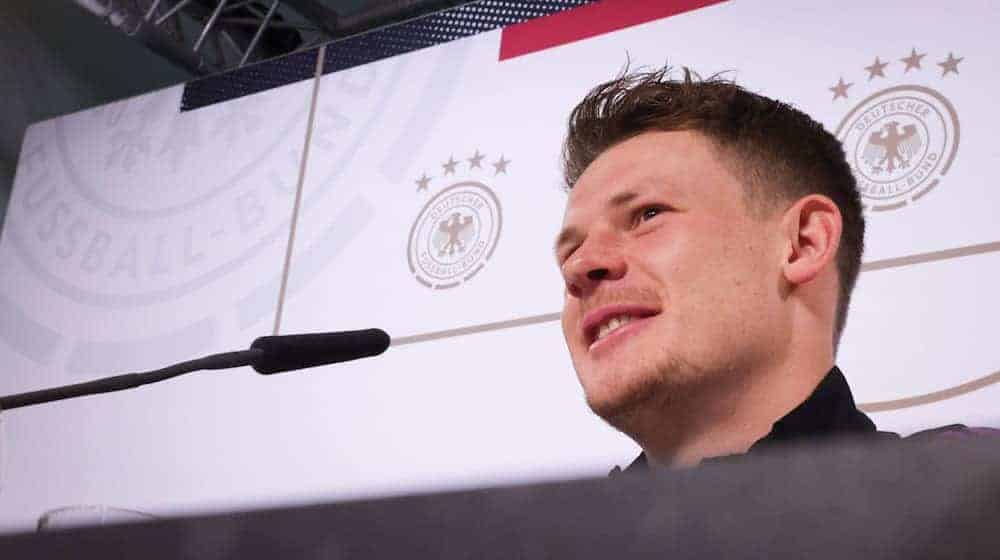 Torwart Alexander Nübel auf der Pressekonferenz. / Foto: Christian Charisius/dpa