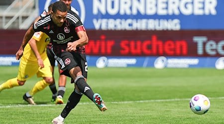 Der Nürnberger Jan Gyamerah erzielt per Strafstoß den Treffer zum 2:0. / Foto: Daniel Karmann/dpa