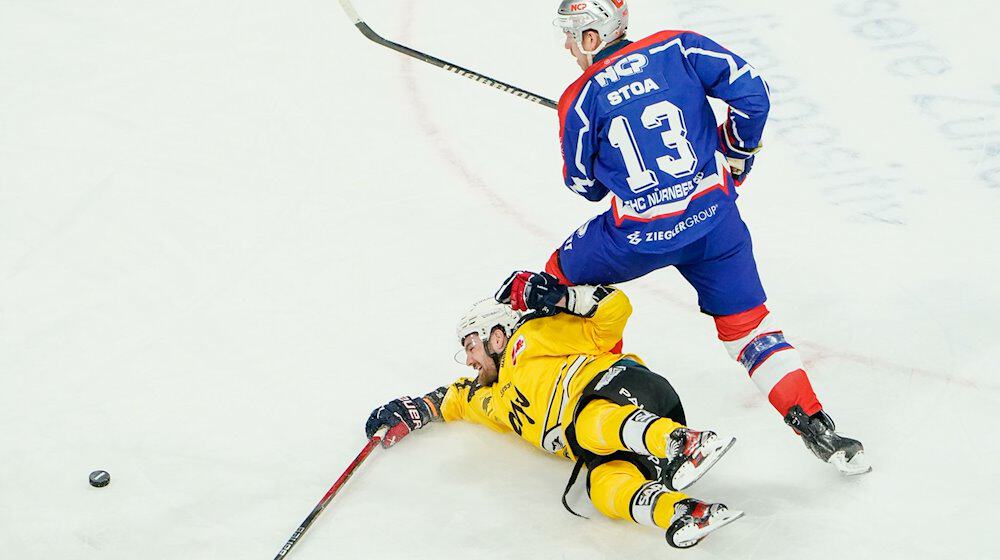 Mannheims Kais Bennett (l) und Nürnbergs Ryan Stoa kämpfen um den Puck. / Foto: Uwe Anspach/dpa