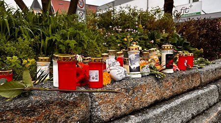 Nach dem Tod eines Obdachlosen stehen Blumen und Kerzen im Stadtzentrum von Immenstadt im Allgäu. / Foto: Lisa Hild/dpa