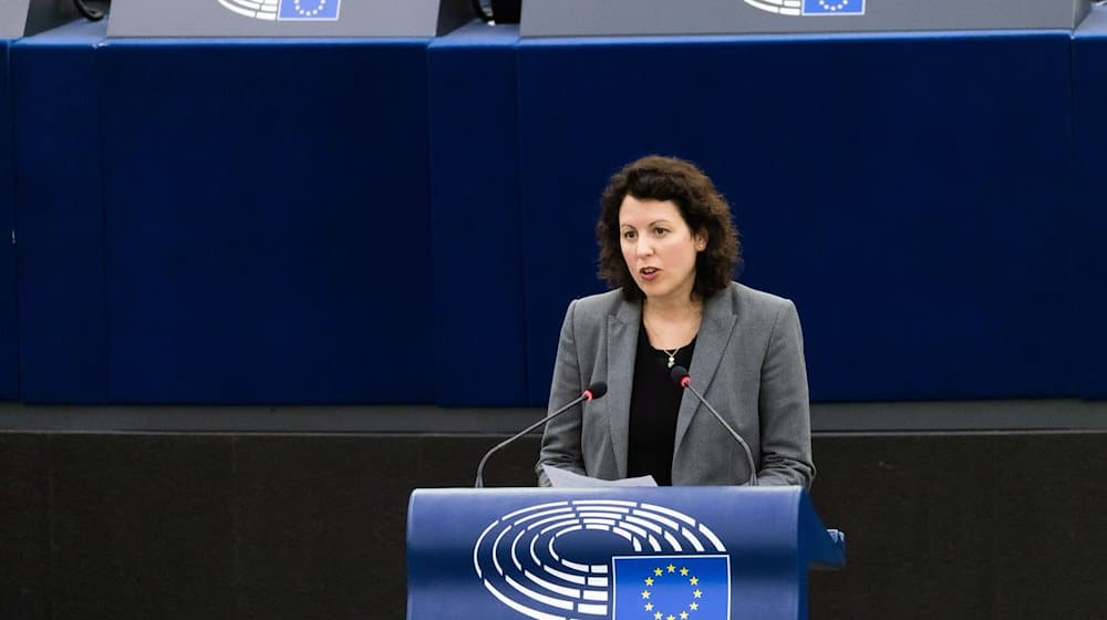 Manuela Ripa, (ÖDP), Mitglied der Fraktion Grüne / EFA, steht im Plenarsaal des Europäischen Parlaments und spricht. / Foto: Philipp von Ditfurth/dpa
